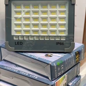 نورافکن LED خورشیدی ضد آب با قابلیت محافظتی ip66